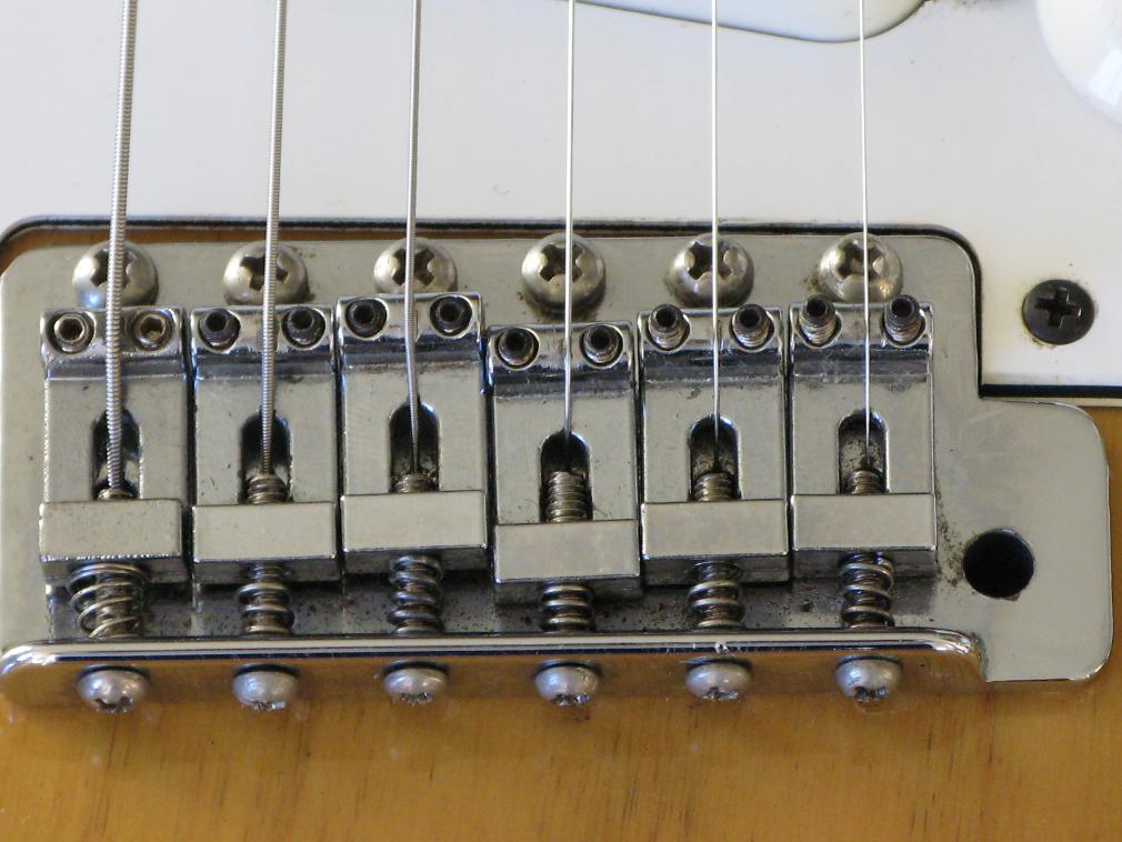 http://www.jerrock.com/66/system/files/Image/Guitare/Les_pieces_2008/Vibratos_08/Fender_08/Vibrato/vibrato_fender_stratocaster_1974_big.jpg