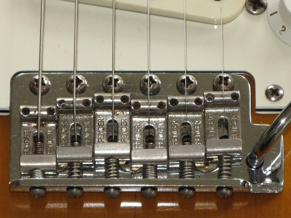 Cache chevalet sur Godin? Vibrato_fender_stratocaster_1982_reissu_62_big